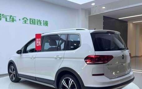 Volkswagen Touran III, 2022 год, 1 800 000 рублей, 4 фотография