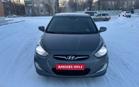 Hyundai Solaris II рестайлинг, 2012 год, 800 000 рублей, 2 фотография