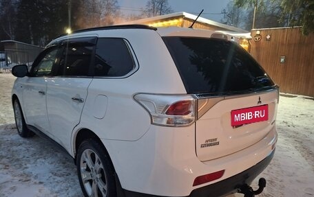 Mitsubishi Outlander III рестайлинг 3, 2013 год, 1 600 000 рублей, 5 фотография