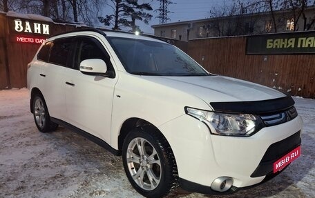Mitsubishi Outlander III рестайлинг 3, 2013 год, 1 600 000 рублей, 3 фотография