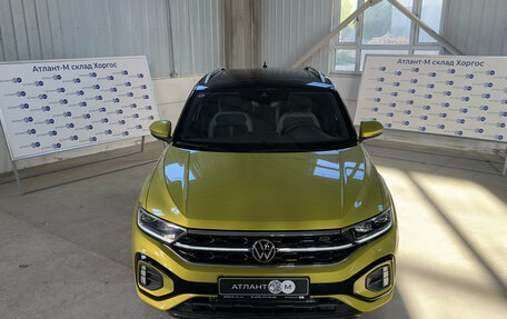 Volkswagen T-Roc I, 2023 год, 3 150 000 рублей, 2 фотография