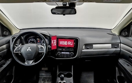 Mitsubishi Outlander III рестайлинг 3, 2014 год, 1 400 000 рублей, 14 фотография