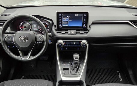 Toyota RAV4, 2022 год, 3 800 000 рублей, 13 фотография