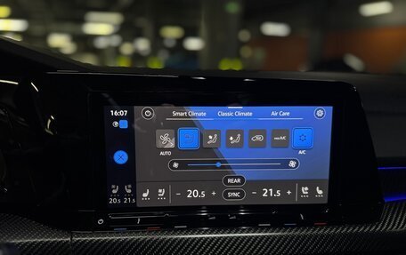 Volkswagen Golf R, 2023 год, 6 400 000 рублей, 25 фотография