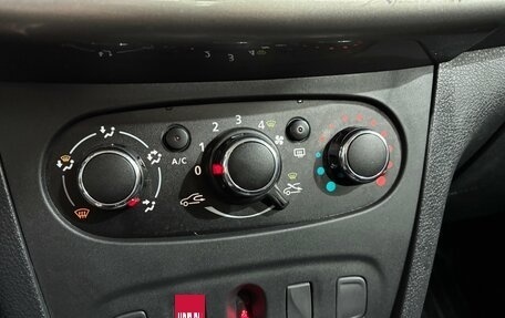 Renault Logan II, 2018 год, 719 000 рублей, 18 фотография