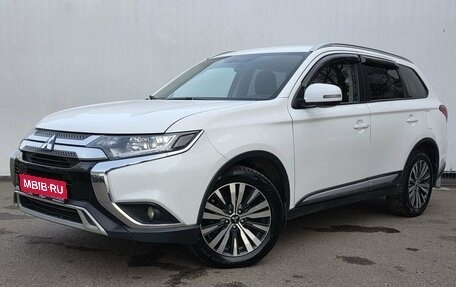 Mitsubishi Outlander III рестайлинг 3, 2018 год, 2 200 000 рублей, 1 фотография