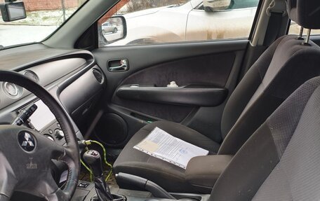 Mitsubishi Outlander III рестайлинг 3, 2004 год, 600 000 рублей, 4 фотография