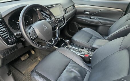 Mitsubishi Outlander III рестайлинг 3, 2018 год, 2 200 000 рублей, 9 фотография