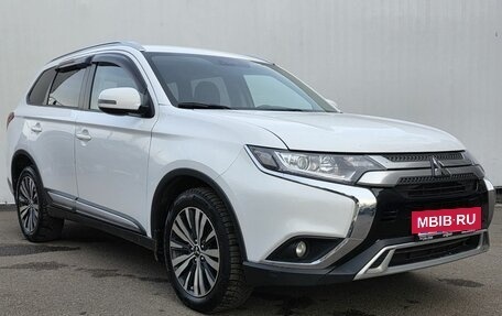 Mitsubishi Outlander III рестайлинг 3, 2018 год, 2 200 000 рублей, 3 фотография