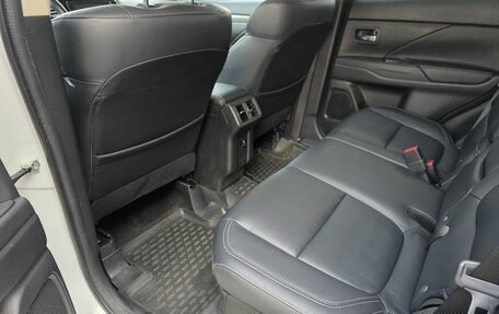 Mitsubishi Outlander III рестайлинг 3, 2018 год, 2 200 000 рублей, 10 фотография