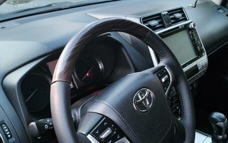 Toyota Land Cruiser Prado 150 рестайлинг 2, 2017 год, 5 200 000 рублей, 28 фотография