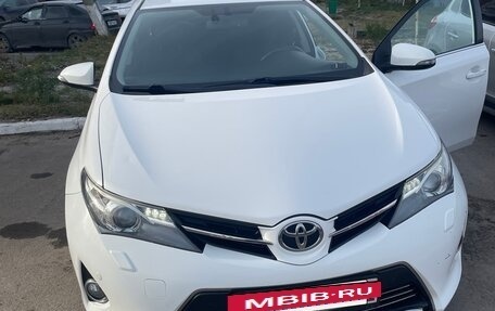 Toyota Auris II, 2013 год, 1 165 000 рублей, 2 фотография