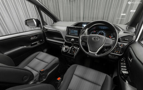 Toyota Voxy III, 2019 год, 2 395 000 рублей, 9 фотография