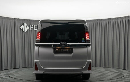 Toyota Voxy III, 2019 год, 2 395 000 рублей, 6 фотография