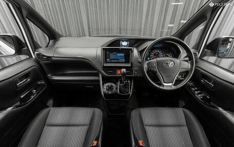 Toyota Voxy III, 2019 год, 2 395 000 рублей, 10 фотография