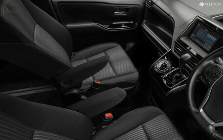 Toyota Voxy III, 2019 год, 2 395 000 рублей, 22 фотография