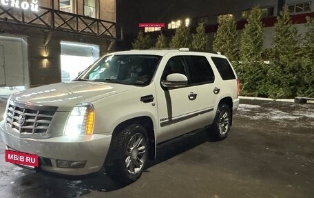 Cadillac Escalade III, 2013 год, 2 200 000 рублей, 2 фотография