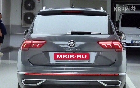 Volkswagen Tiguan II, 2021 год, 2 866 000 рублей, 3 фотография