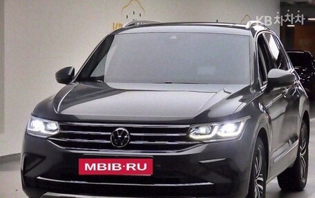 Volkswagen Tiguan II, 2021 год, 2 866 000 рублей, 2 фотография