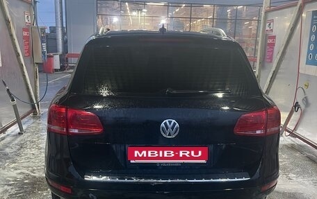 Volkswagen Touareg III, 2011 год, 1 900 000 рублей, 2 фотография