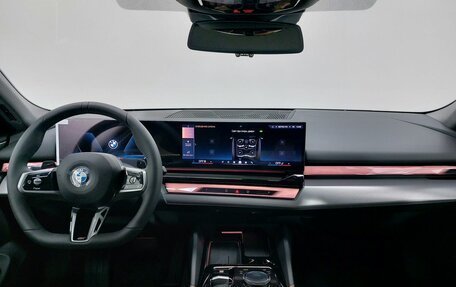 BMW 5 серия, 2025 год, 8 800 000 рублей, 13 фотография