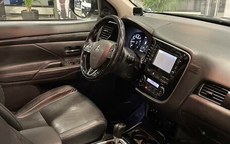 Mitsubishi Outlander III рестайлинг 3, 2017 год, 1 399 000 рублей, 13 фотография