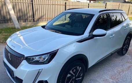 Peugeot 2008 II, 2022 год, 1 300 000 рублей, 2 фотография