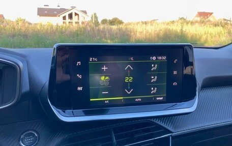 Peugeot 2008 II, 2022 год, 1 300 000 рублей, 13 фотография