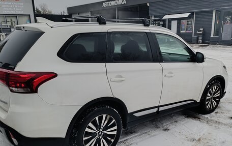 Mitsubishi Outlander III рестайлинг 3, 2019 год, 2 200 000 рублей, 3 фотография