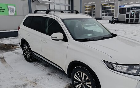 Mitsubishi Outlander III рестайлинг 3, 2019 год, 2 200 000 рублей, 4 фотография