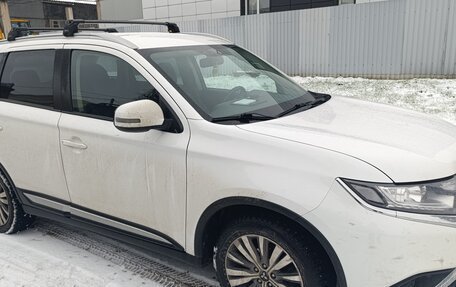 Mitsubishi Outlander III рестайлинг 3, 2019 год, 2 200 000 рублей, 6 фотография