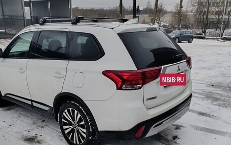 Mitsubishi Outlander III рестайлинг 3, 2019 год, 2 200 000 рублей, 2 фотография