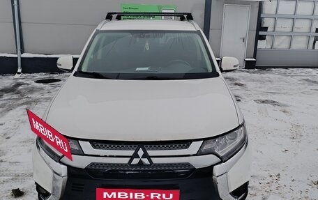 Mitsubishi Outlander III рестайлинг 3, 2019 год, 2 200 000 рублей, 5 фотография