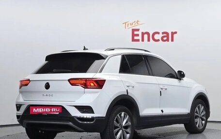 Volkswagen T-Roc I, 2021 год, 2 220 000 рублей, 2 фотография