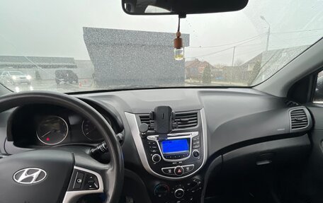 Hyundai Solaris II рестайлинг, 2011 год, 800 000 рублей, 11 фотография