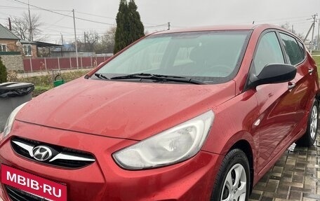 Hyundai Solaris II рестайлинг, 2011 год, 800 000 рублей, 4 фотография