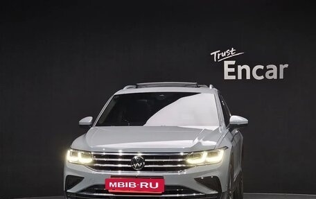 Volkswagen Tiguan II, 2022 год, 2 800 275 рублей, 2 фотография