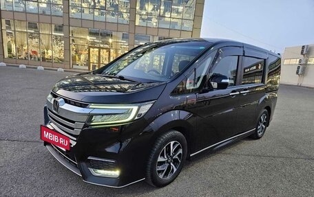 Honda Stepwgn IV, 2017 год, 1 990 000 рублей, 2 фотография