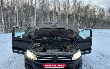 Volkswagen Touareg III, 2011 год, 1 900 000 рублей, 2 фотография