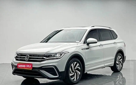 Volkswagen Tiguan II, 2022 год, 2 360 000 рублей, 1 фотография