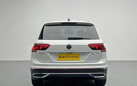 Volkswagen Tiguan II, 2022 год, 2 360 000 рублей, 4 фотография