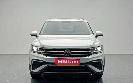 Volkswagen Tiguan II, 2022 год, 2 360 000 рублей, 2 фотография