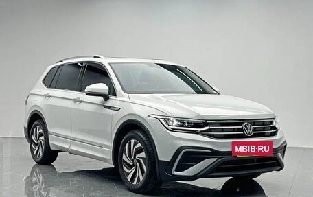 Volkswagen Tiguan II, 2022 год, 2 360 000 рублей, 3 фотография
