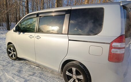 Toyota Noah III, 2010 год, 1 510 000 рублей, 7 фотография