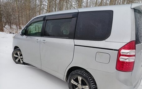 Toyota Noah III, 2010 год, 1 510 000 рублей, 5 фотография