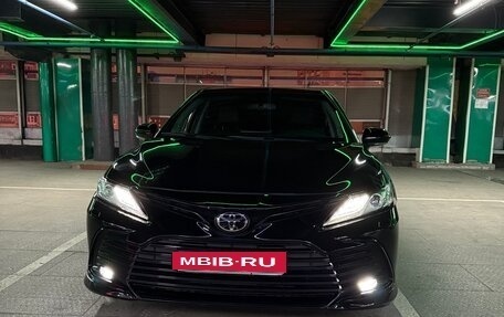 Toyota Camry, 2021 год, 3 920 000 рублей, 2 фотография