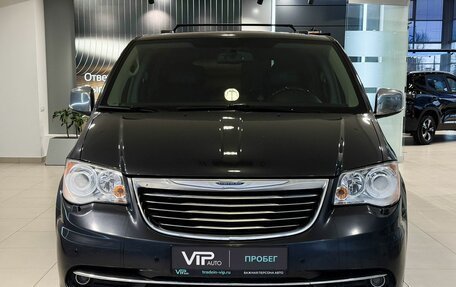Chrysler Voyager IV, 2013 год, 2 097 000 рублей, 2 фотография