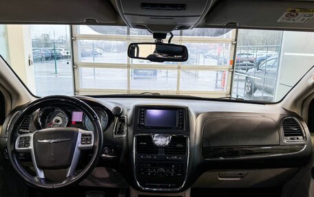 Chrysler Voyager IV, 2013 год, 2 097 000 рублей, 11 фотография