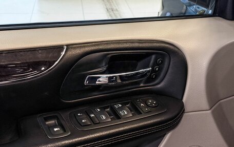 Chrysler Voyager IV, 2013 год, 2 097 000 рублей, 12 фотография