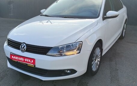 Volkswagen Jetta VI, 2013 год, 965 000 рублей, 2 фотография